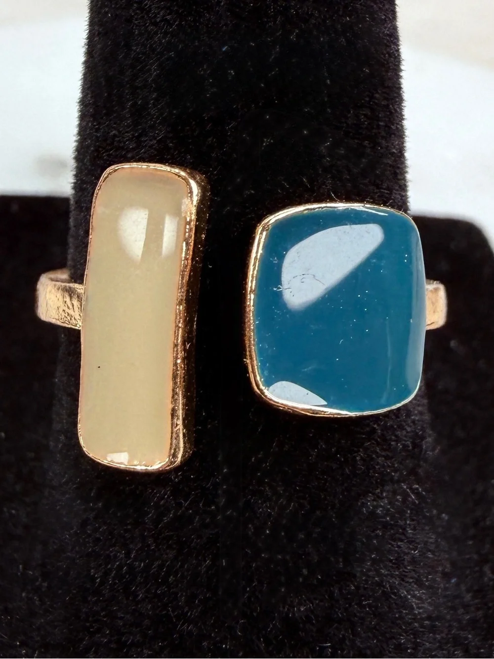 Goldtone Modern Ring with Cream and Teal Accents sz 6 3/4